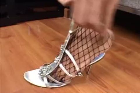 juicy oriental Ladyboy In stockings