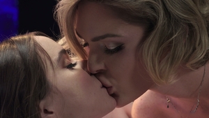 Transfixed: Natural Tit Beauty Fingers Herself into Oblivion